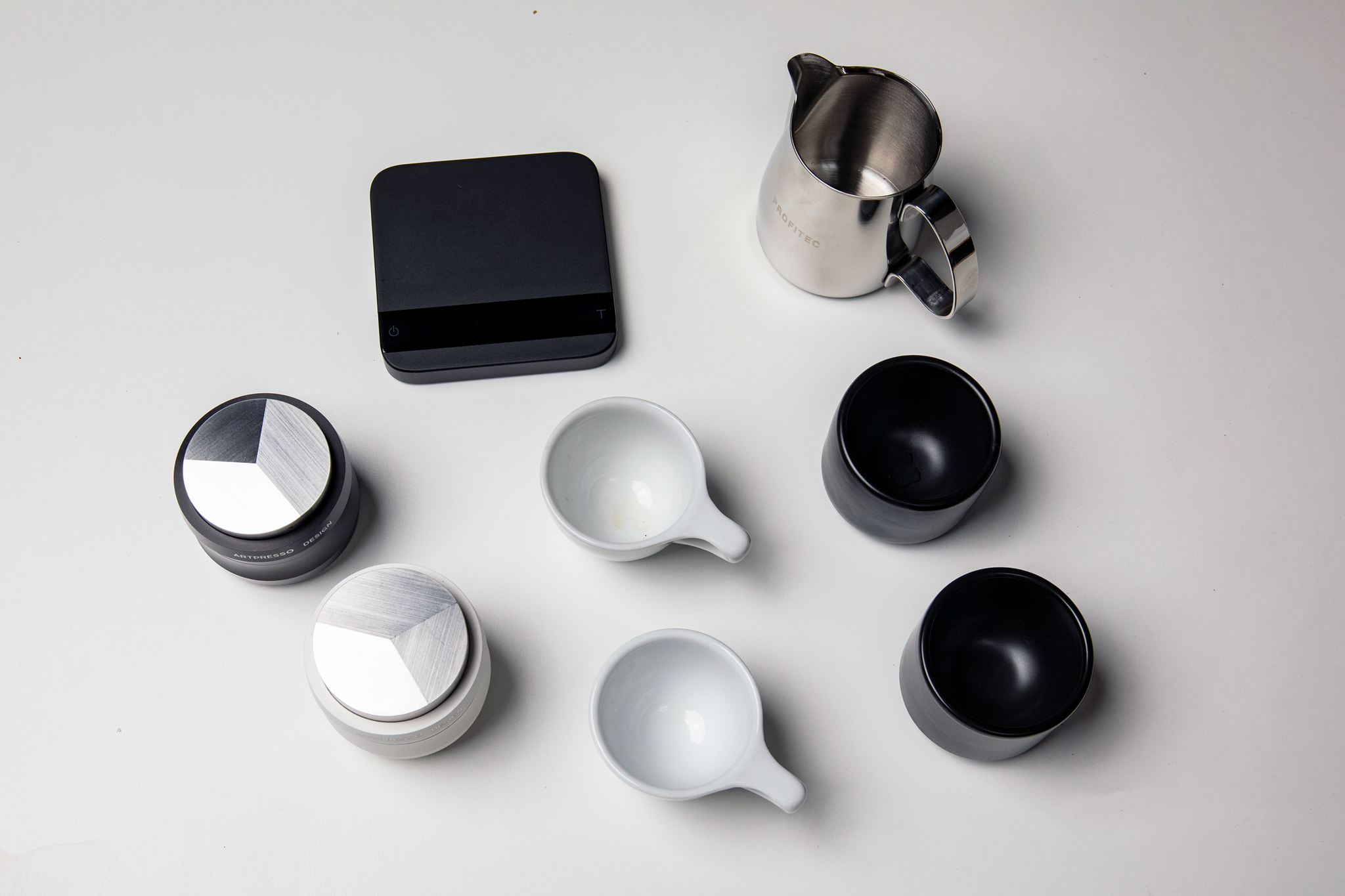 Artpresso Solo Tamper and Distribution Tool Black and White, Acaia Lunar Scare, Fellow Monty Cups, notNeutral cups, Profitec Pitcher