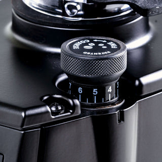 Close up of the Atom W75 control dial and display on the black grinder.
