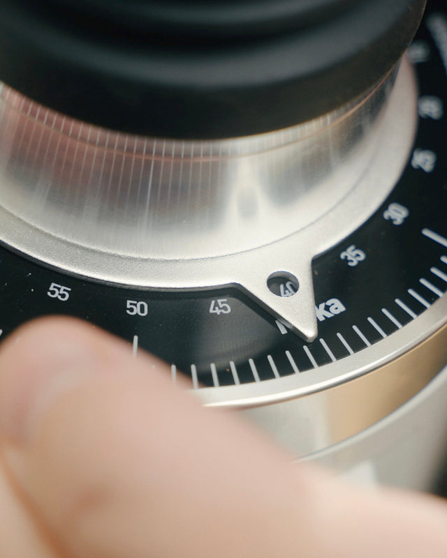 Close up of the grind setting dial on the Turin DF64 Gen 2.5 showing a numeric scale