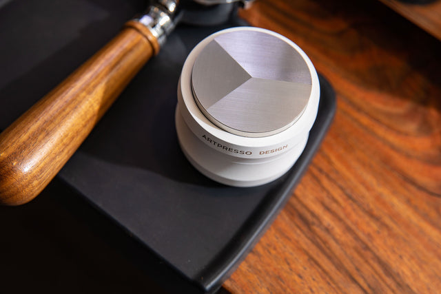 artpresso solo tamper and distribution tool white cafelat corner tamping mat lelit walnut portafilter lifestyle